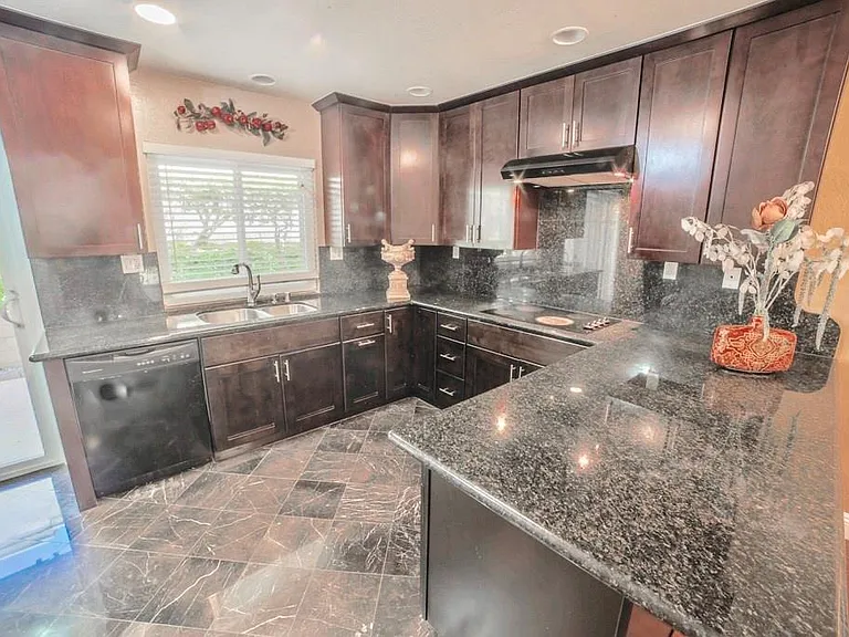 23732 Hillhurst Dr #23 — Photo 2