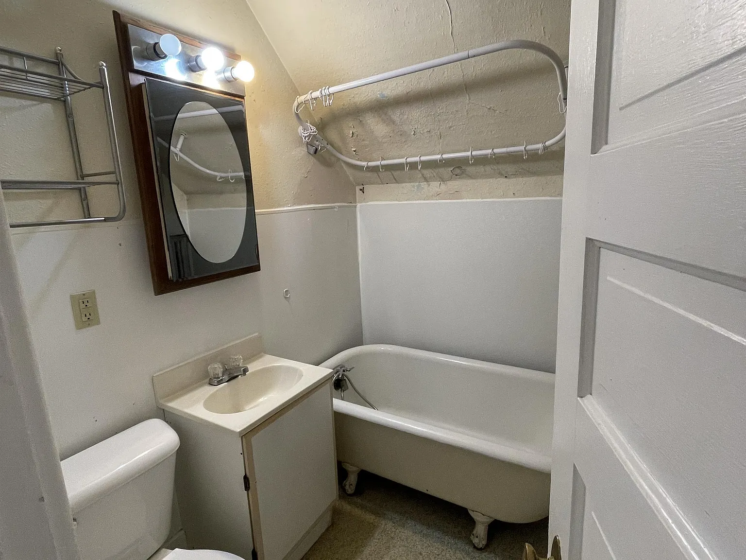 625 Lewis Street - B — Photo 3