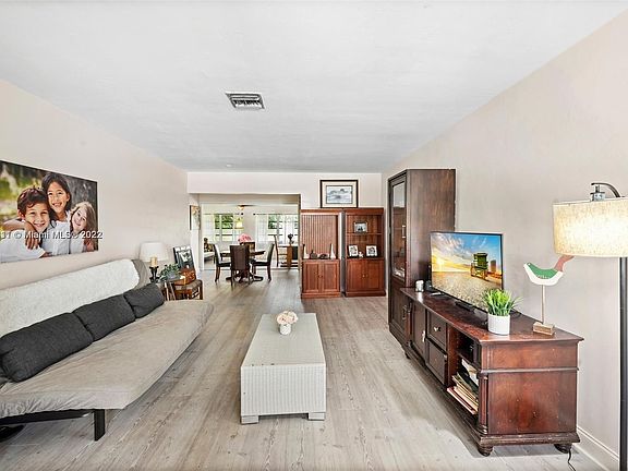 4th image of 8851 Hawthorne Ave