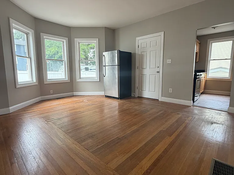 112 Niagara St #1 — Photo 5