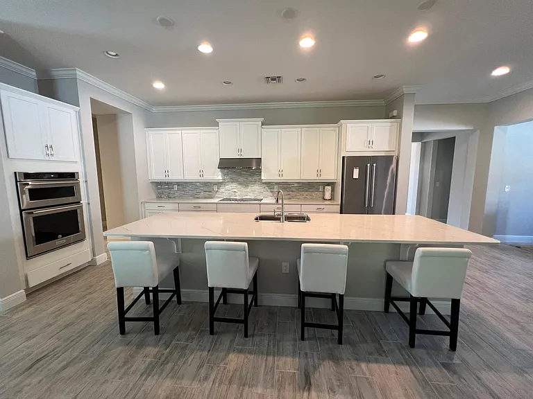 Spacious island in kitchen