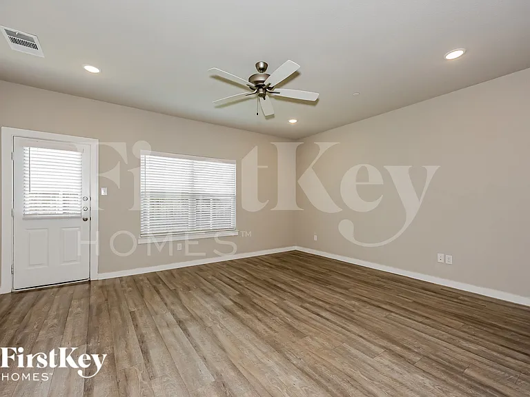 325 Niki Dr — Photo 2