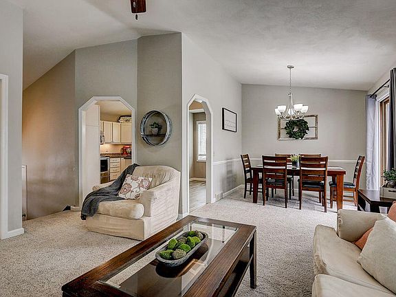 4th image of 303 White Tail Dr