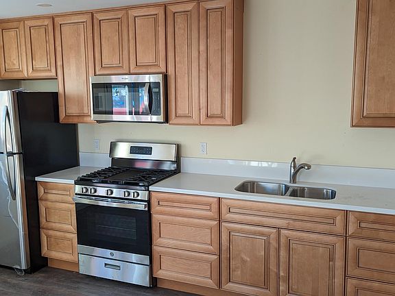 2nd image of 4860 Lyon St