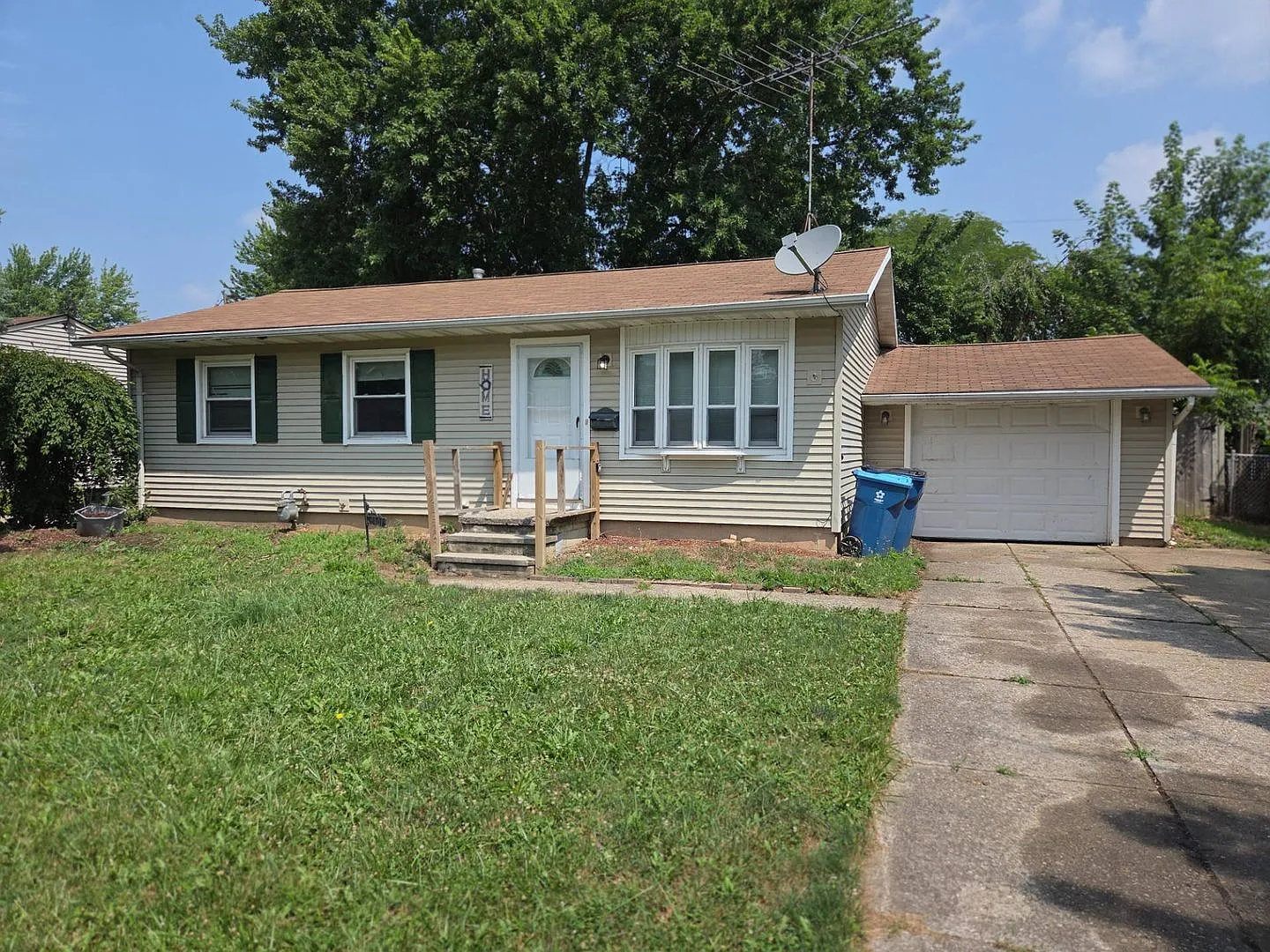 Charming 3-Bedroom Single Family Home Your Perfect Space Awaits — Photo 1