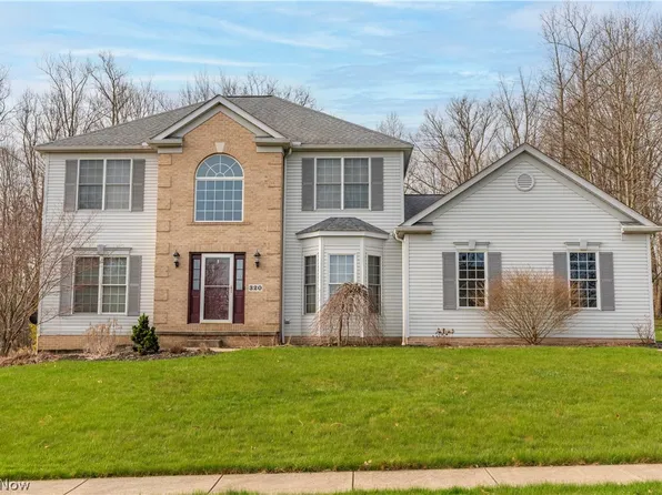 320 Chadwick Dr, Aurora, OH 44202