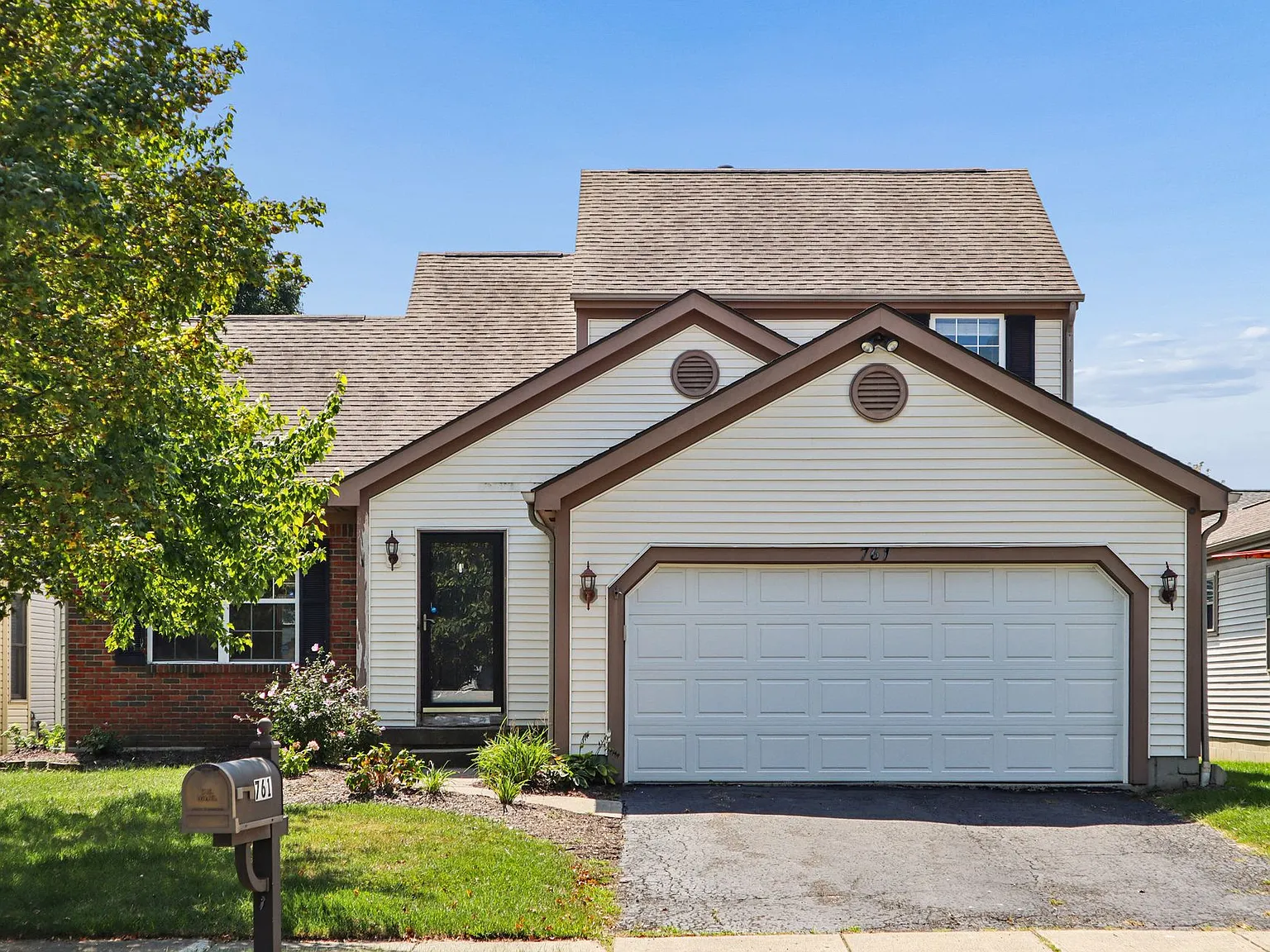 4 bed, 2.5 bath, 2500 sqft, $2,899 — Photo 2