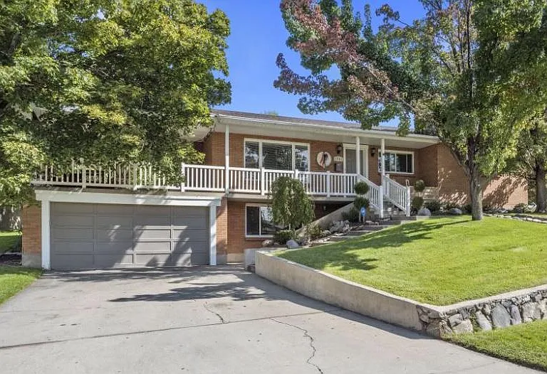 You'll have the right side of the driveway to park and you entrance is right off the drive way, only about 30 feet from where your park.