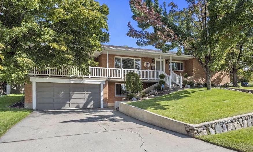 You'll have the right side of the driveway to park and you entrance is right off the drive way, only about 30 feet from where your park.