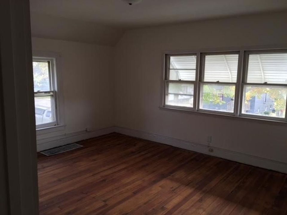 2nd image of 202 1/2 Tremont St #B