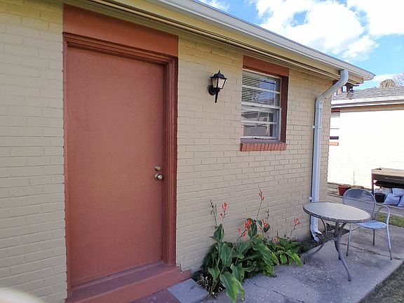 2nd image of 407 Fern St APT C