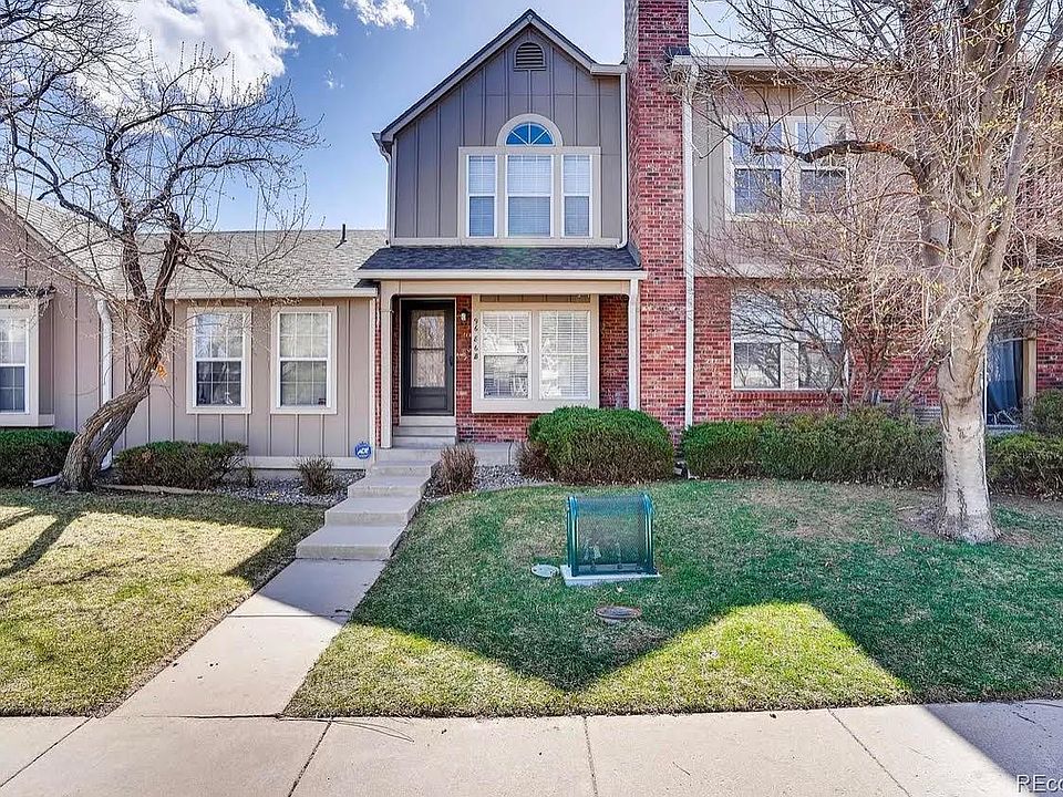 2 story unit with vaulted ceilings