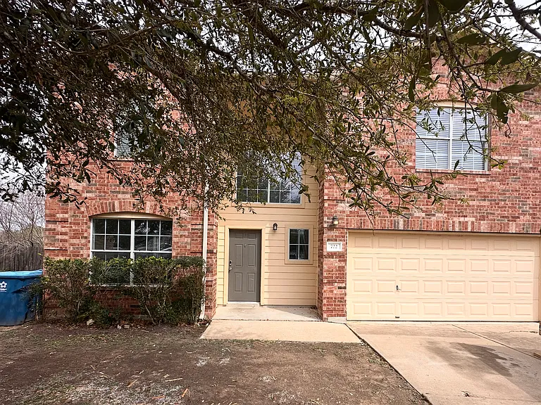 722 Lavaca Loop — Photo 1