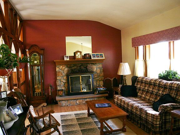 Living Rm w/FP & Vaulted Ceiling