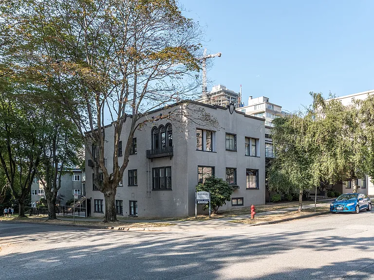 935 Jervis St — Photo 23