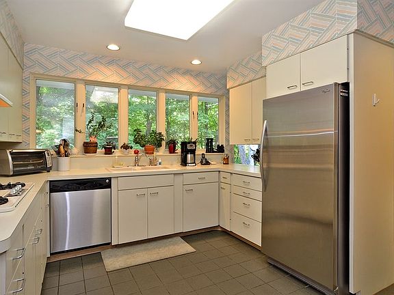 4th image of 1680 Forest Ave