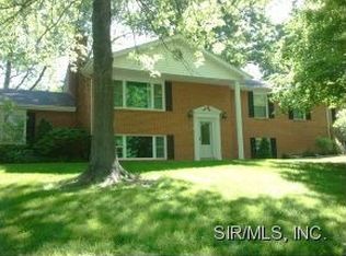 27 Lakewood Dr, Glen Carbon, IL 62034