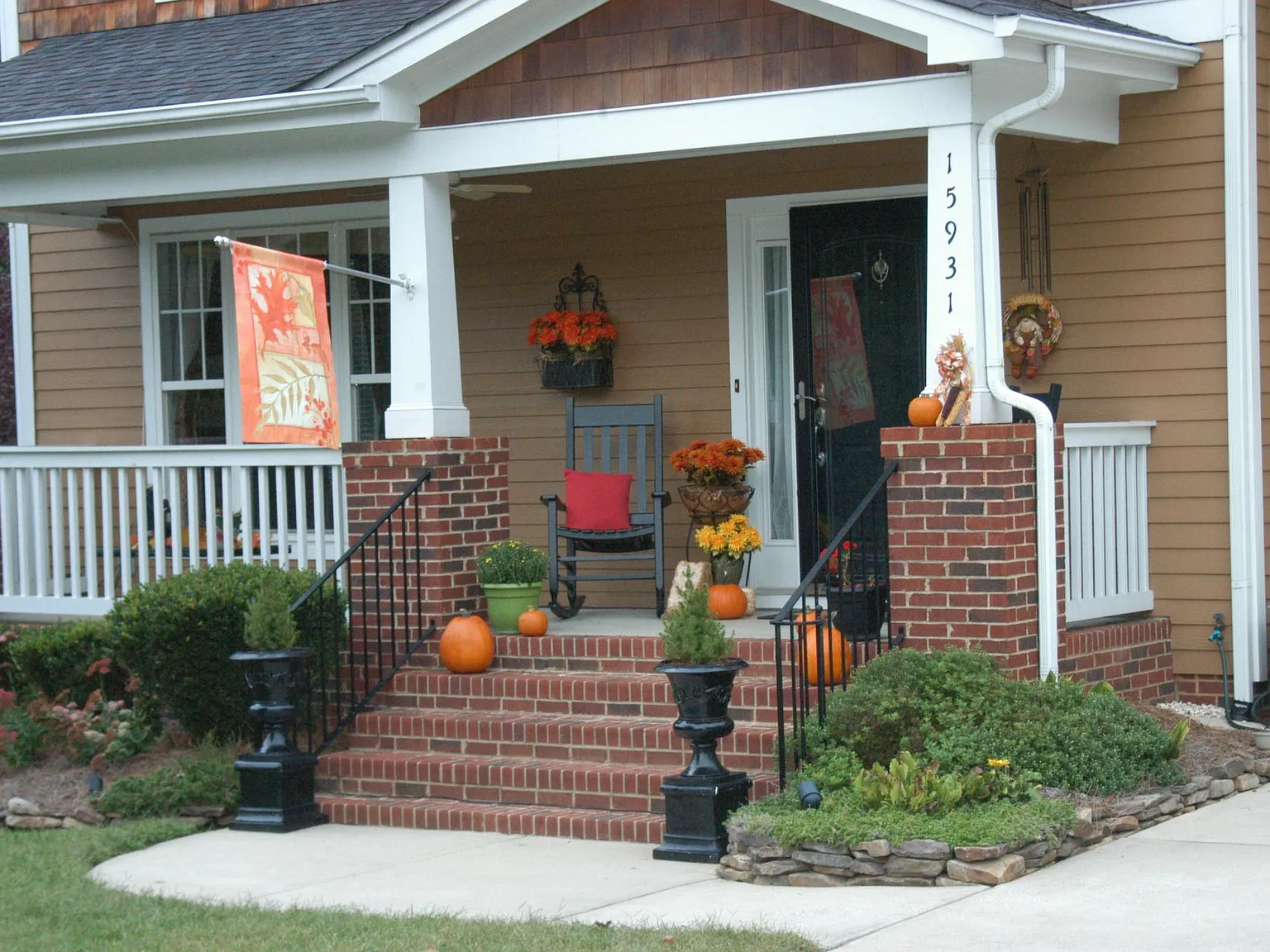 15931 Kelly Park Cir — Photo 2