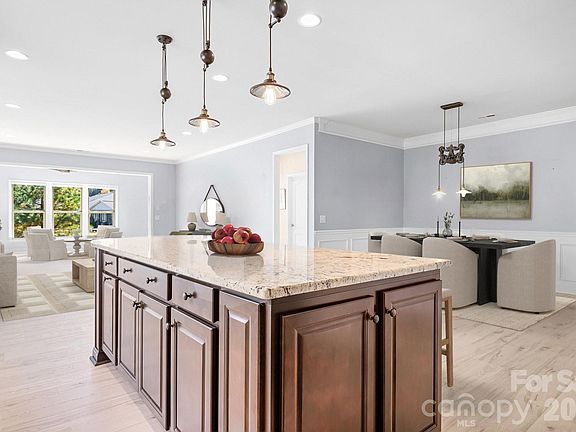 5th image of 910 Kirby Dr