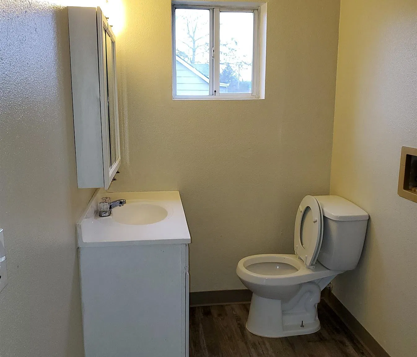 3 bed, 1.5 bath, 920 sqft, $1,565 — Photo 2