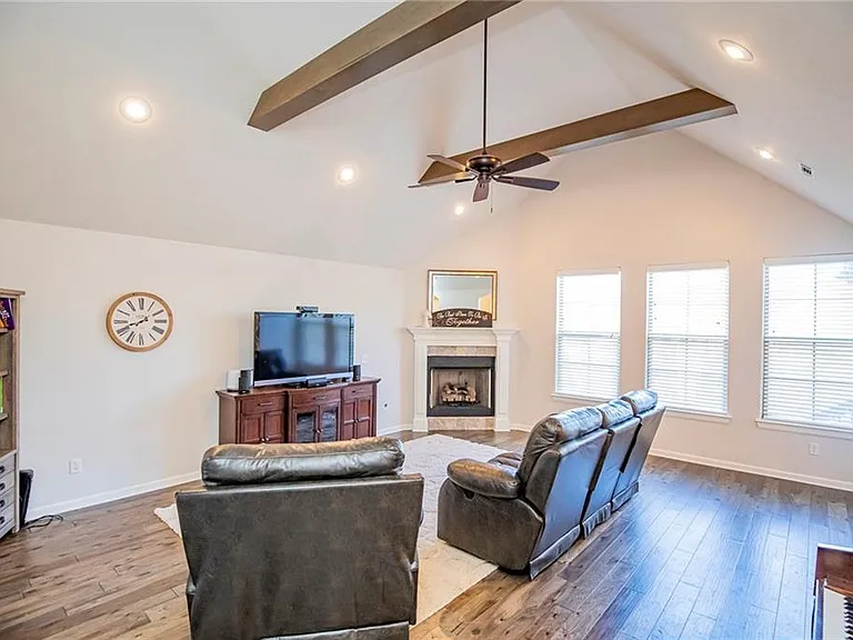 1700 Abbey Ln — Photo 2