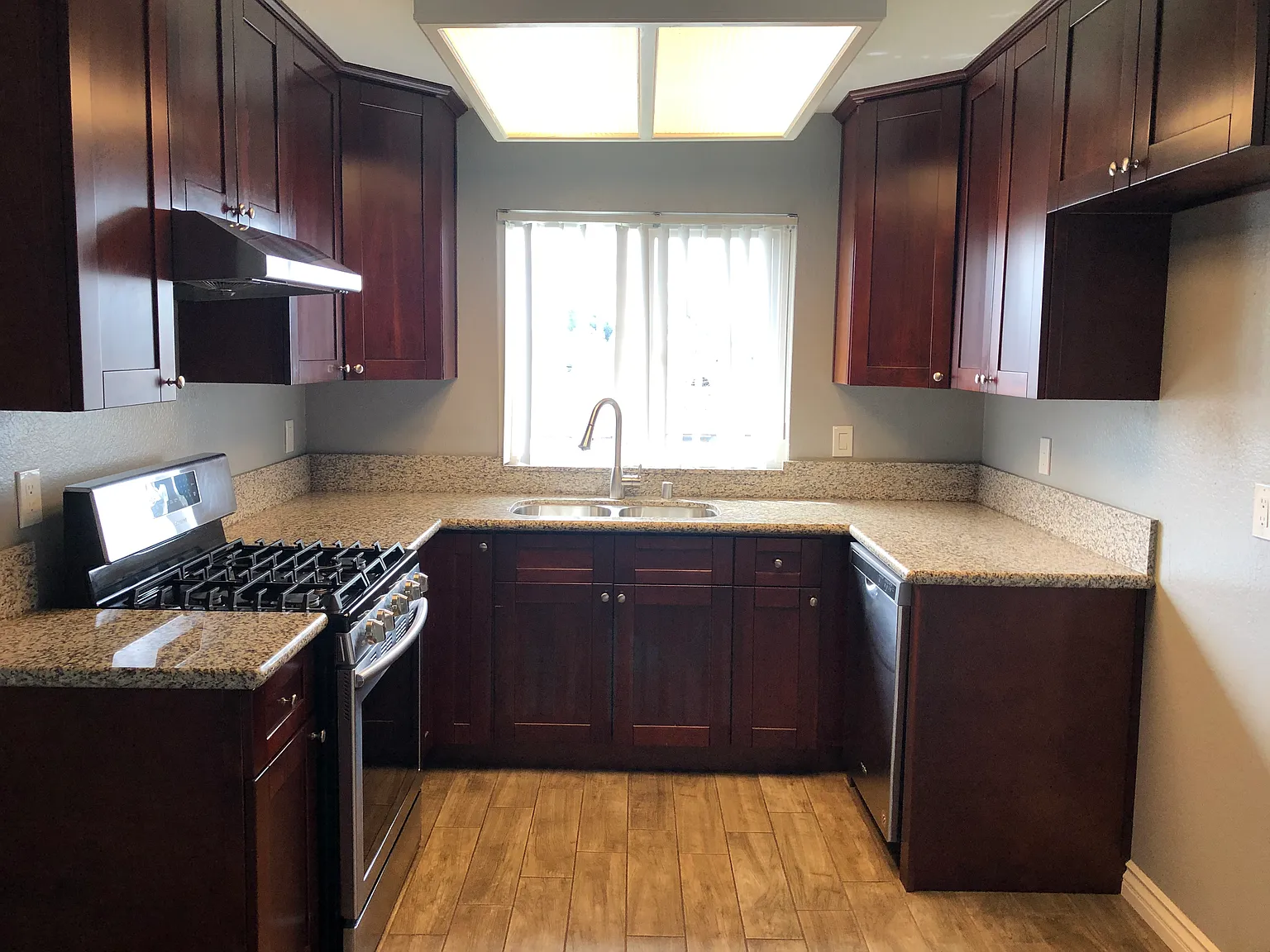 2 bed, 800 sqft, $2,350 — Photo 3