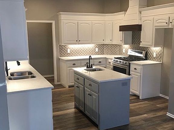 Gorgeous glass blacksplash.