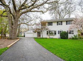 801 Lomond Dr, Mundelein, IL 60060