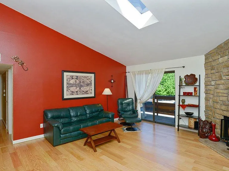 427 Wright St #302 — Photo 4