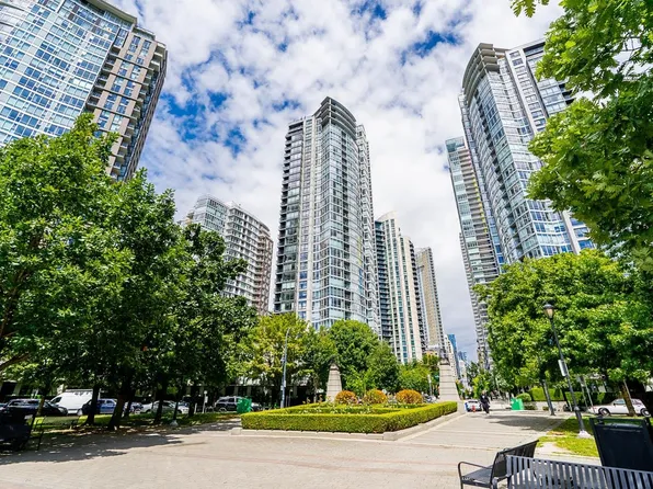 1495 Richards St #1202, Vancouver, BC V6Z 3E3