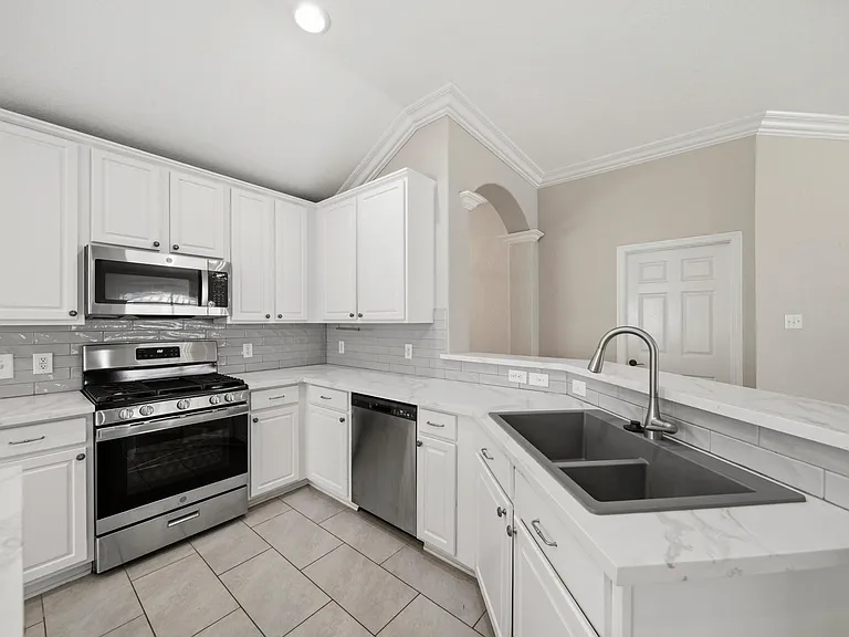 3907 Plum Hill Ln — Photo 9