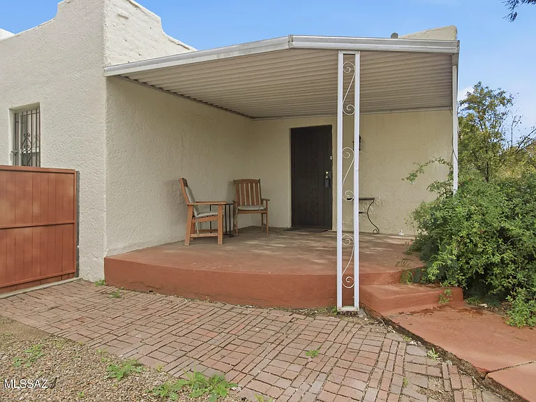 1419 E Linden St — Photo 2