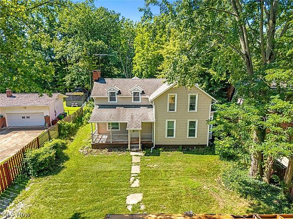 3rd image of 889 Grayton Rd