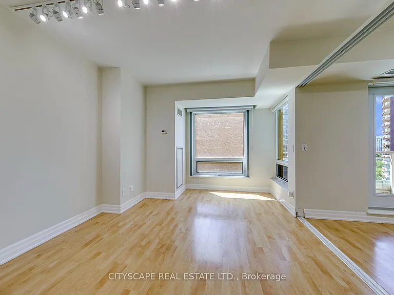 8 Scollard St #1108 — Photo 4