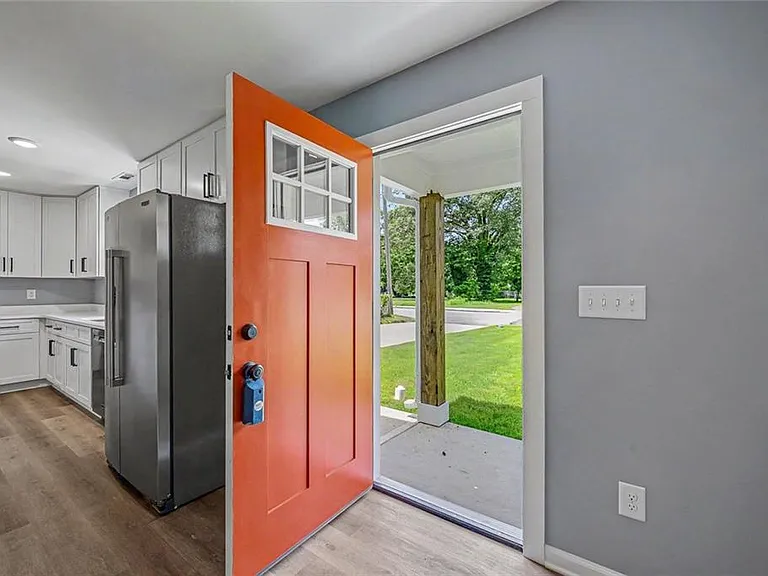 411 Hardy Ave SW — Photo 3