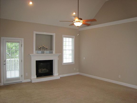 5th image of 409 Edenton Ct