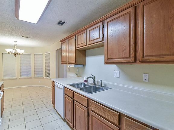 4th image of 1500 Stratford Dr
