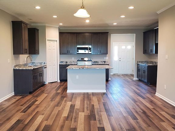 Kitchen Dining w Center Island