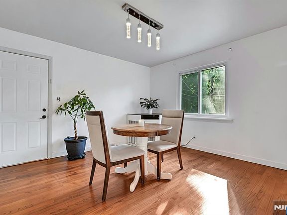 5th image of 151 Knickerbocker Rd