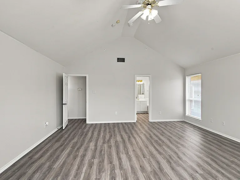 1033 Suffolk Ln — Photo 11