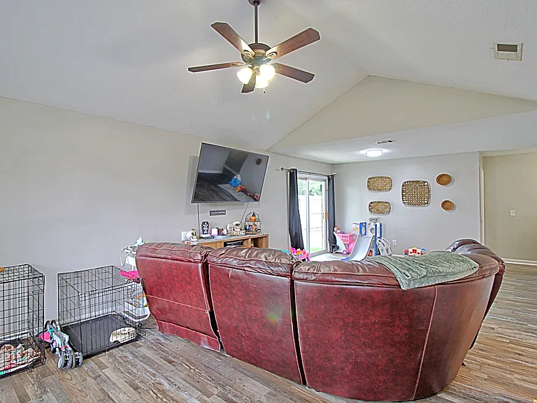 1567 Pendleton Dr — Photo 2