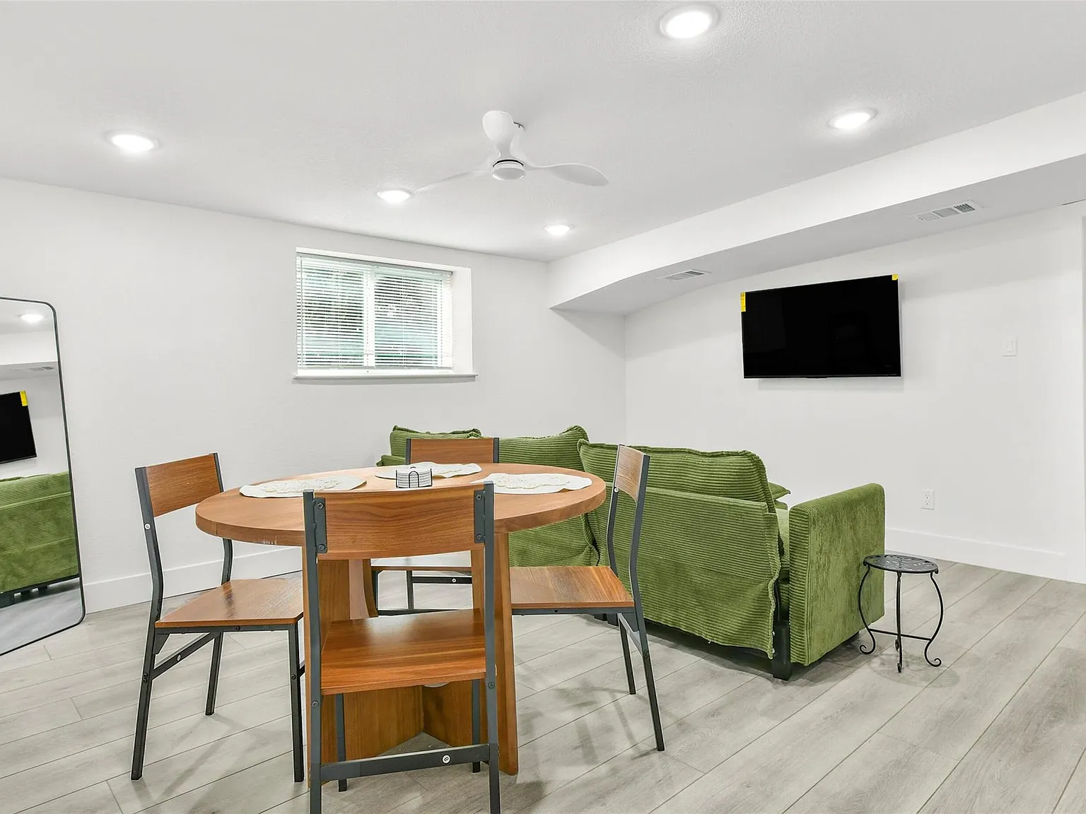 2 bed, 2.0 bath, 909 sqft, $1,800 — Photo 3