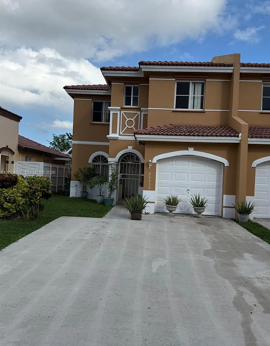 Naranja Gardens — Photo 1