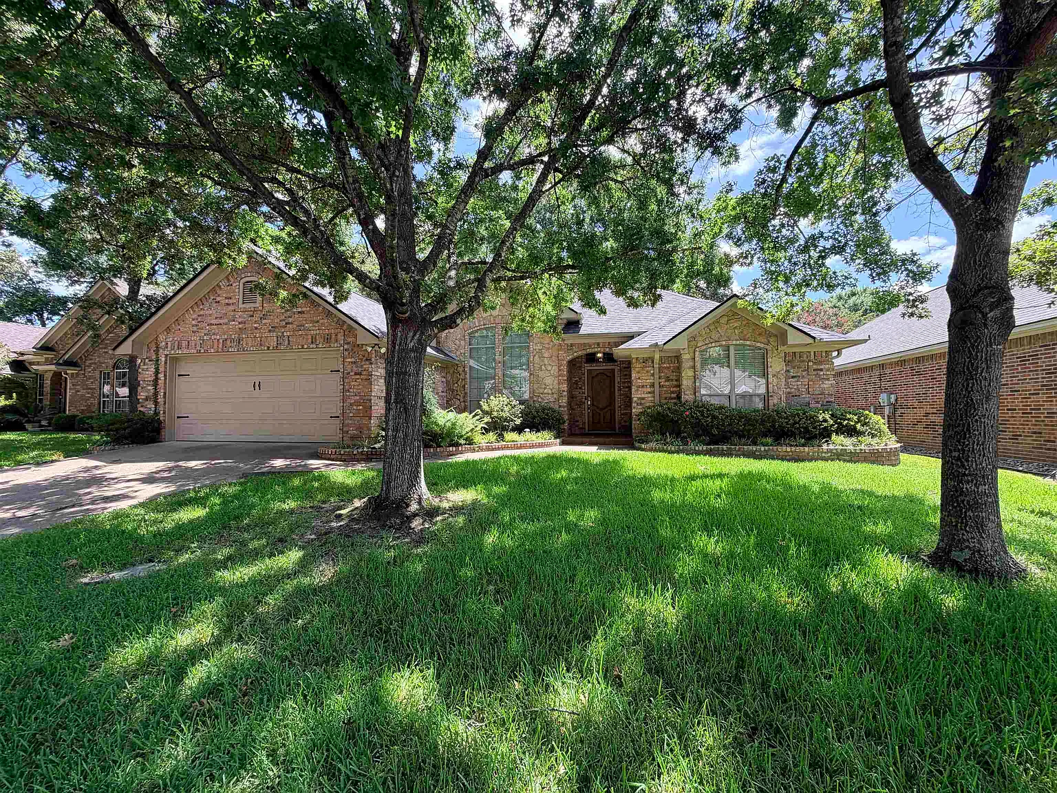 3 bed, 2.0 bath, 2030 sqft, $2,500 — Photo 3