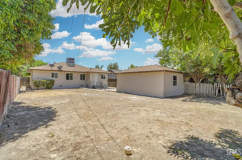 3 bed, 1278 sqft, $2,100 — Photo 3