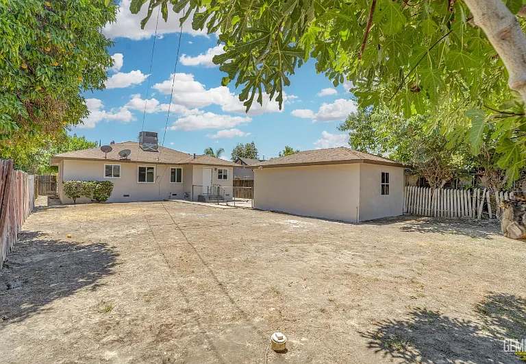 1018 Chester Pl — Photo 3