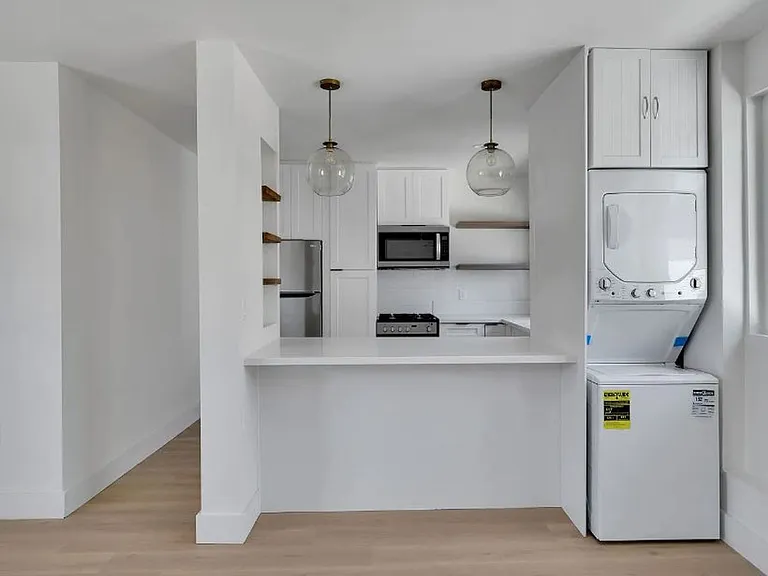 Stylish Santa Monica studio with w/d in unit, and private rear yard. — Photo 12