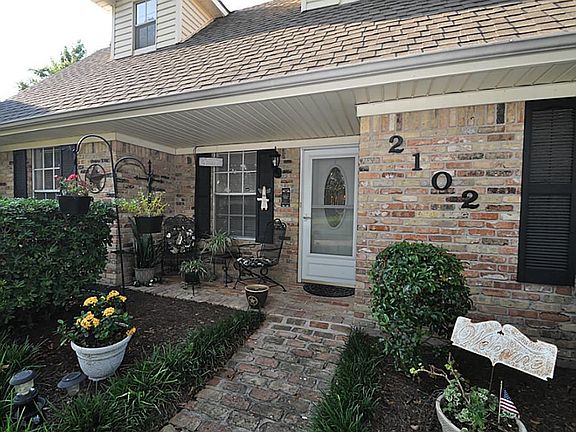 Covered front patio and brick walkway. Storm door!