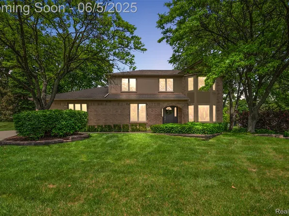 6730 Whiting Dr, Troy, MI 48098