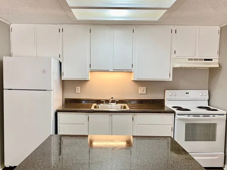Bentwood Apartments — Photo 23